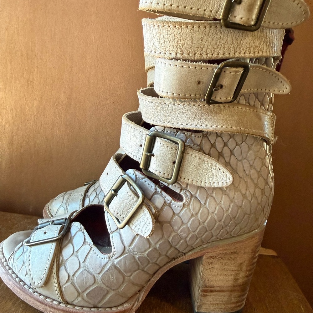 Freebird Bond Sandals - 7 - Picture 5 of 9